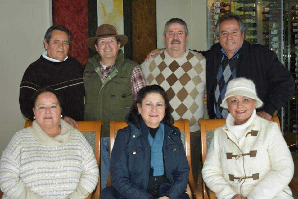 Familia Villarino-Ruiz 5ta. generación del apellido Villarino. De izquierda a derecha (de pie): Carlos Gregorio (finado), Raúl, Óscar, y Roberto. Sentadas: Leonor, María Antonieta, y Blanca Alicia.