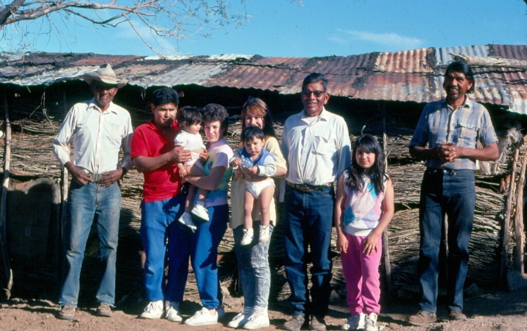 Parte de mi familia posa con tres kiliwas que destacan por su altura. Arroyo de León, marzo-21-1990. Foto del autor.