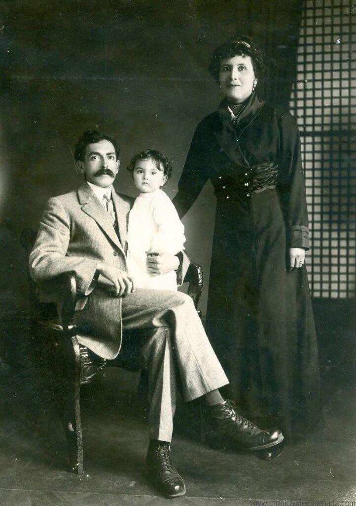Salvador y su esposa Elvira con su primer hijo