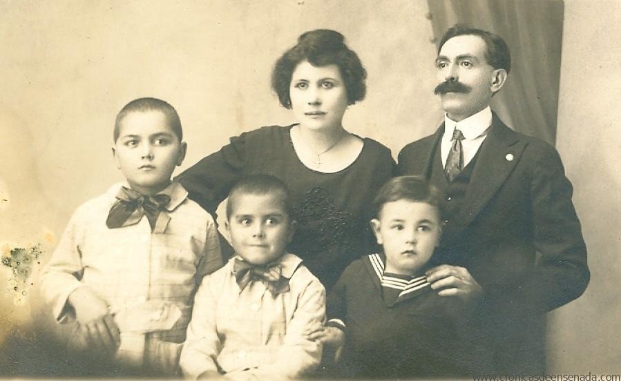 Salvador y su esposa Elvira con su primer hijo