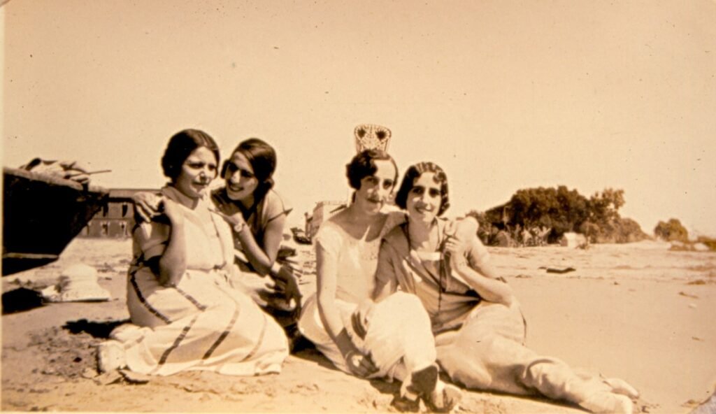 Hijas de Heraclio y Luisa en la playa de Ensenada a principios década de 1920