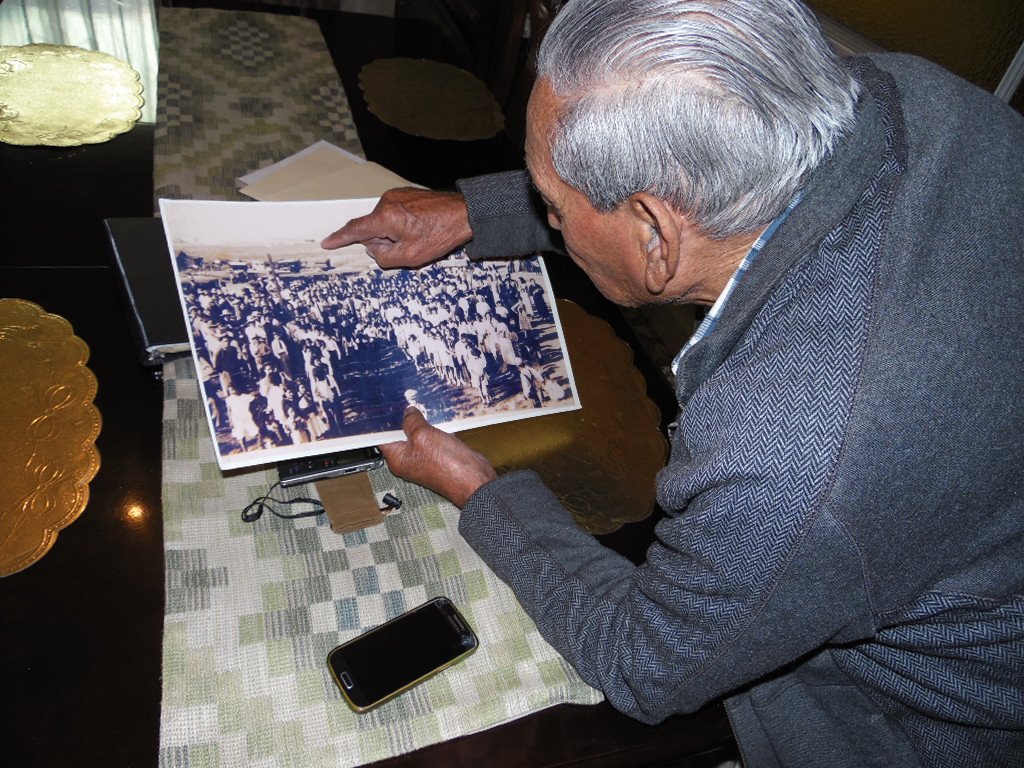 Rafael Palacios revisa una foto de la Colonia Obrera