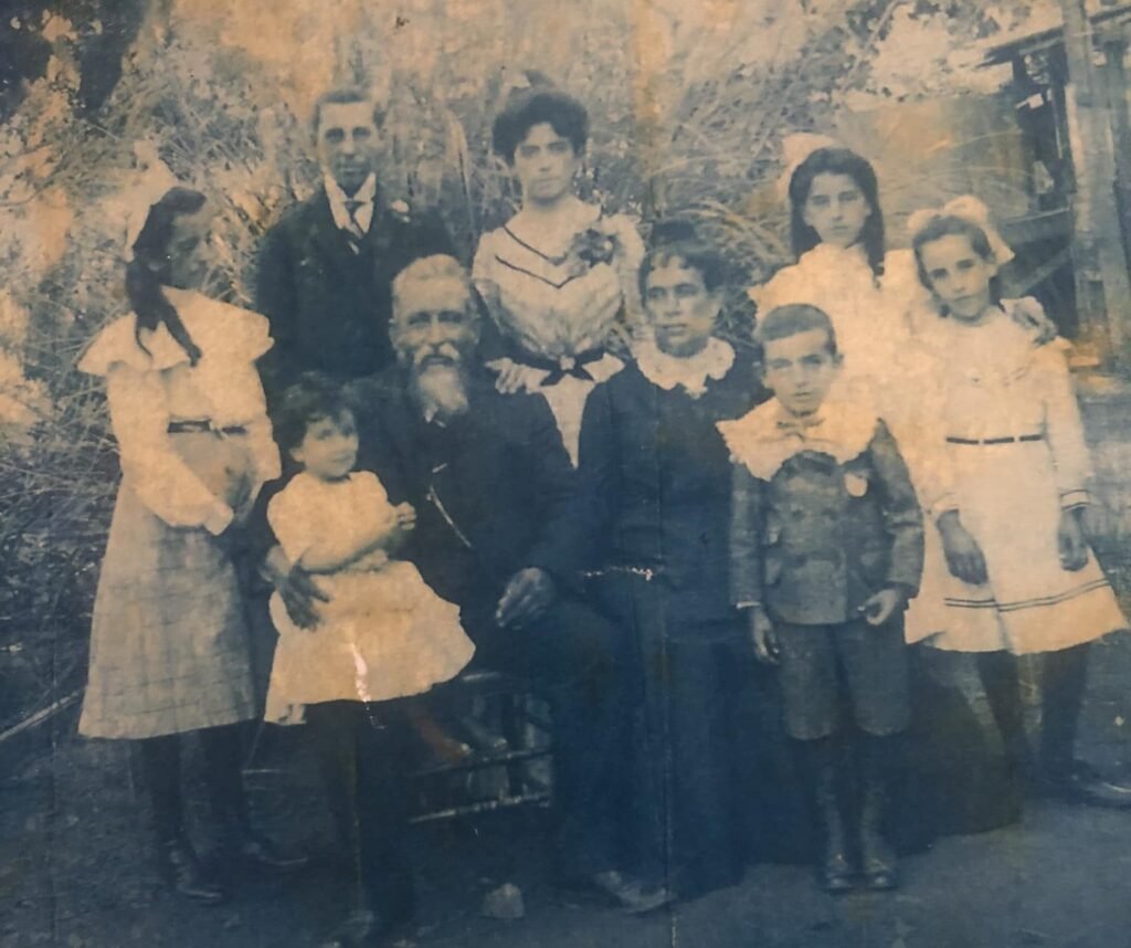 Fam. Ochoa Goyeneche . Izq-der. Luisa, Heraclio hijo), Heraclio (padre), Esther (niña), Mercedes Luisa (madre), Carlos, Emilia y Beatríz