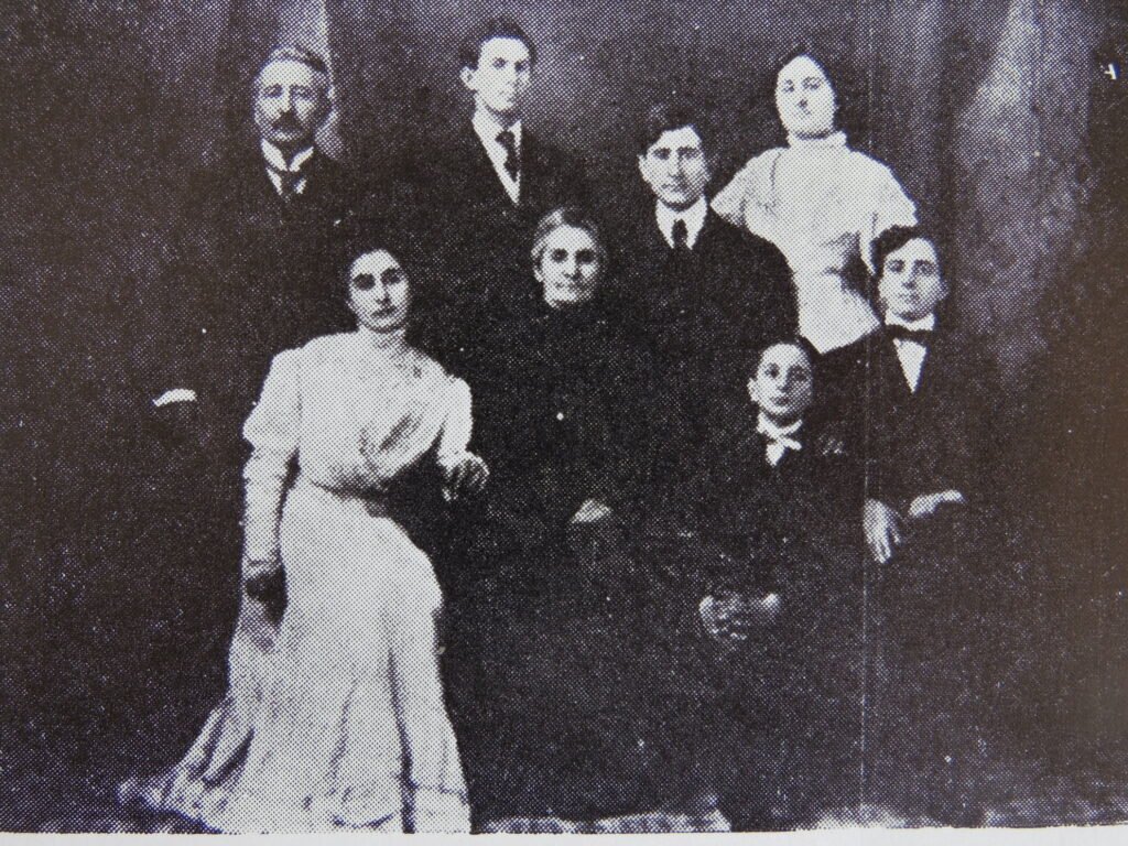 Fam. Berstein-Riveroll. Parados izquierda a derecha, Maximiliano, Guillermo, Carlos y Sofía. Sentados, Aída, doña Lupita, Luis y Enrique.