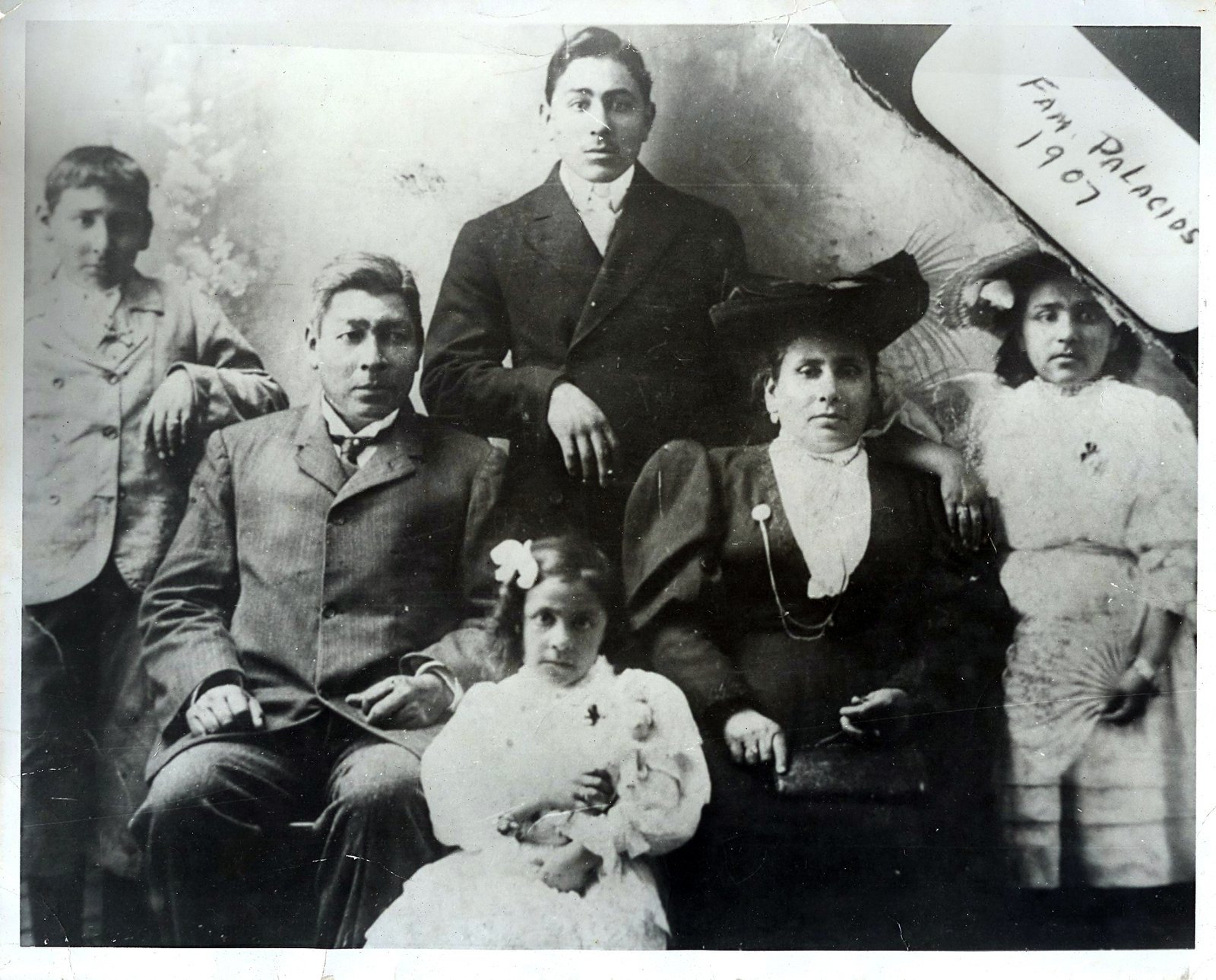 Familia Palacios-Rodriguez. Izq-der.-Claudio, Lucas, Antonio, Josefina (niña), Rafaela, y Mercedes. (1907)