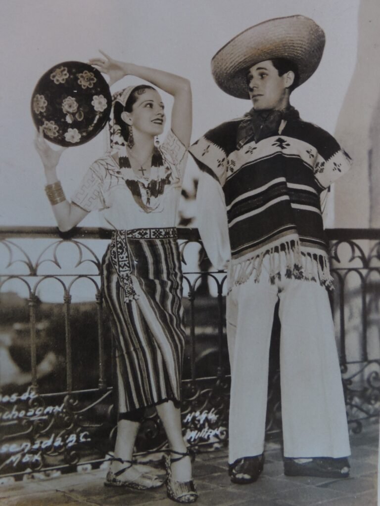 Luana y Juan con vestuario mexicano