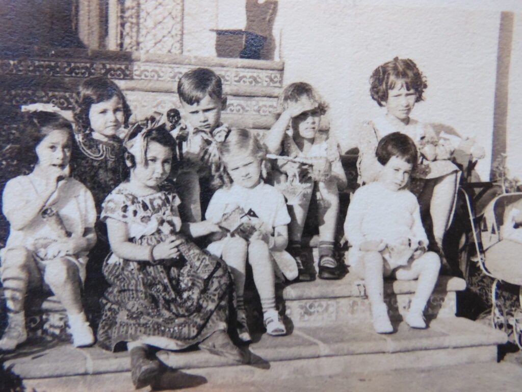 Ma. Elena Apango, Elsa Villavicencio, Ortega, niño no ident., hija de Luana, hijas de un cónsul (arriba sentadas) y Nerva Apango. (1937)